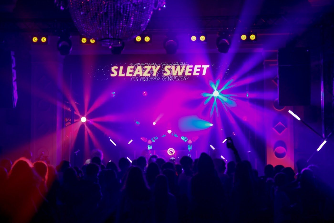 Scena Sleazy Sweet w różowych światłach